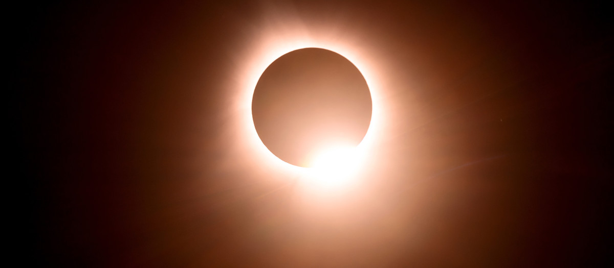 A qué hora es el eclipse 12 agosto